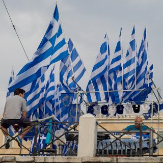 Η Μαρία Ευθυμίου, Αναπλ. Καθηγήτρια Ιστορίας στο Πανεπιστήμιο Αθηνών, σχολιάζει τις αντιθέσεις στις απόψεις των Ελλήνων, όπως αποτυπώνονται στην έρευνα της διαΝΕΟσις.