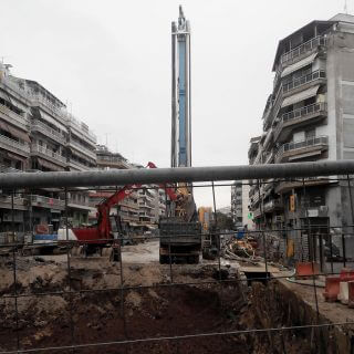 Η Έκθεση της Ευρωπαϊκής Επιτροπής για το ΕΣΠΑ 2007-2013 παρέχει αναλυτικά στοιχεία για τις διαφοροποιήσεις από τον αρχικό σχεδιασμό και καταγράφει τις πολλές αστοχίες και τα εμπόδια που διαπιστώθηκαν στη χώρα μας κατά την υλοποίηση των έργων